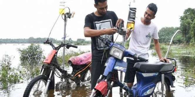 Keren! Motor Amfibi Ini Tetap Melaju Meski Seluruh Bodi Terendam Banjir