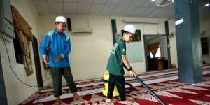Bosan Liburan Sekolah, Anak-anak Ini Pilih Aktivitas dan Bersih-Bersih Surau