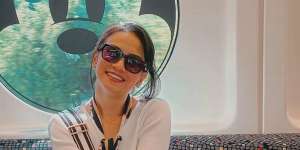 Pose Menggoda di Tumpukan Uang, Vanessa Angel: Cash Aja Bro