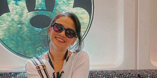 Pose Menggoda di Tumpukan Uang, Vanessa Angel: Cash Aja Bro