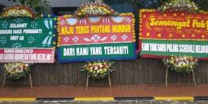 Karangan Bunga Dukungan Banjiri Kantor Erick Thohir: `Dari Kami yang Tersakiti`