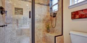 Pentingnya Rutin Membersihkan Pintu Kaca Kamar Mandi