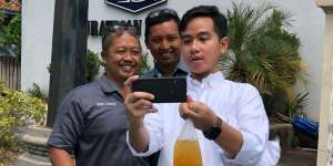 Gaya Gibran Pegang Plastik Es Teh Sambil Selfie