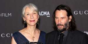 Kekasih Keanu Reeves Tampil Memukau dengan Rambut Memutih