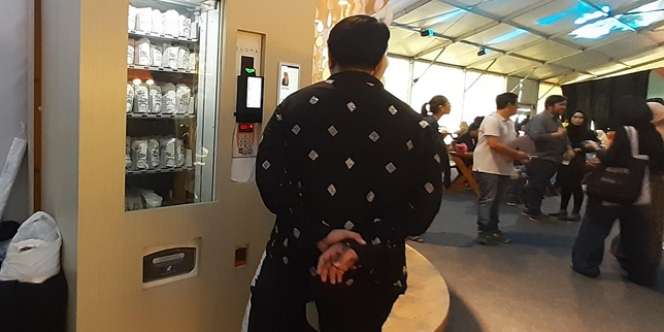Hijab Vending Machine Pertama di Indonesia