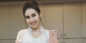 Pose Manja Ayu Ting Ting di Komidi Putar Disorot