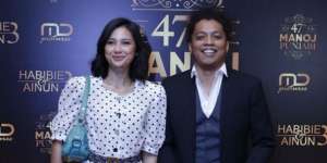 Wajah Bahagia Indah Permatasari dan Arie Kriting