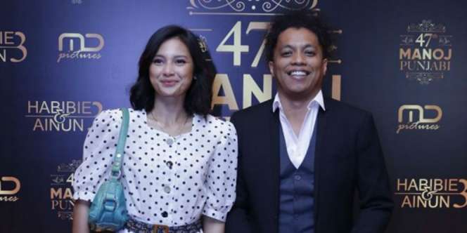 Wajah Bahagia Indah Permatasari dan Arie Kriting