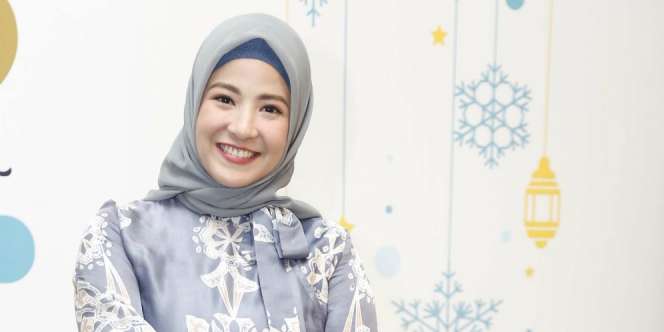 Padu Padan Busana Kerja Musim Hujan ala Natasha Rizky