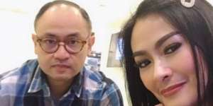 Berpofesi Pilot Garuda Indonesia, Inikah Gaji Suami Iis Dahlia?