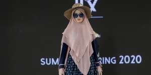 Koleksi Busana Syari Modis dengan Warna Tanah Air