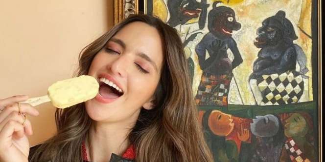 Rebahan Manja di Atas Kolam, Kaki Nia Ramadhani Jadi Sorotan