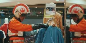 Uniqlo Rilis Koleksi Starwars, Penggemar Mengantre Sejak Pagi
