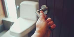 Si Wanita Curiga Pintu Toilet Ketinggian, Pria Nakal Ini Kena Batunya