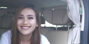Pose Modis Ayu Ting Ting Sambil Nyeker di Sesi Pemotretan