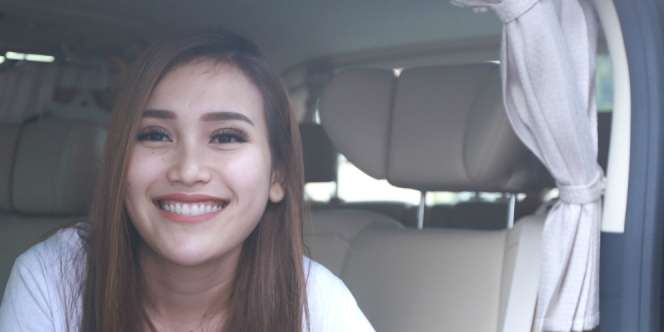 Pose Modis Ayu Ting Ting Sambil Nyeker di Sesi Pemotretan