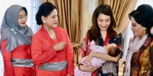 Momen Hangat Saat Ibu Negara Kunjungi Bayi Gista dan Wishnutama
