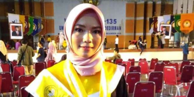 Kegigihan Putri Buruh Bongkar Muat Truk Raih Cumlaude