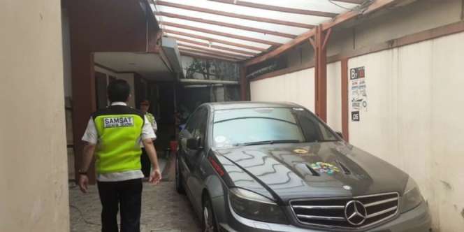 Pemilik Mobil Mewah di Gandaria Tunggak Pajak Rp81 Juta