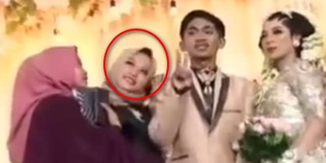 Nekat Datang ke Nikahan Mantan, Gadis Ini Ditabok Mempelai Wanita