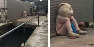 Foto Badut Kelinci Pandangi Bocah Makan Ini Bikin Haru Netizen