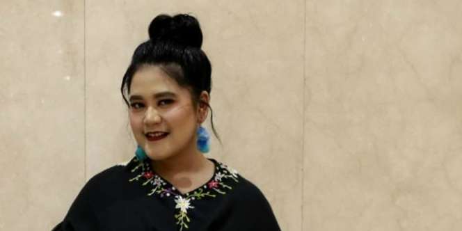 Tampil Fierce Gendong Ular, Kahiyang Ayu Bikin Warganet Merinding