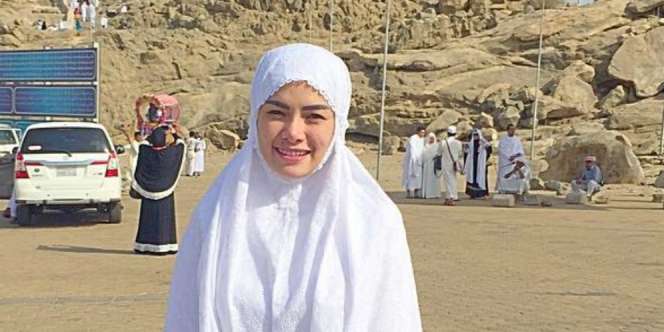 Rezeki Lancar, Nikita Mirzani Boyong Karyawan Umroh