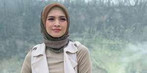 Nyaman dan Stylish, Inspirasi Outfit Mom Jeans ala Donita