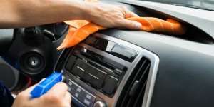 Tips Membersihkan Dashboard Mobil dari Noda Parfum