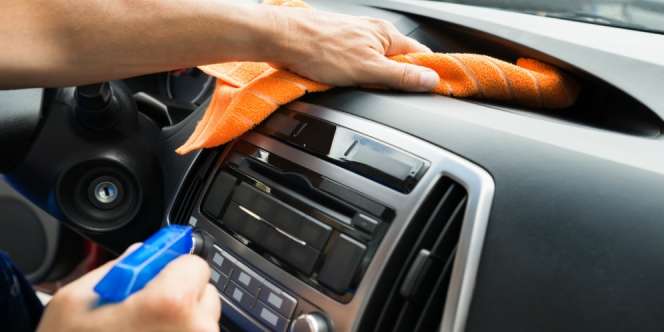 Tips Membersihkan Dashboard Mobil dari Noda Parfum