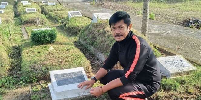 Ziarah ke Makam Orang Tua, Indra Sjafri: Ibumu Tak Pernah Menjauh