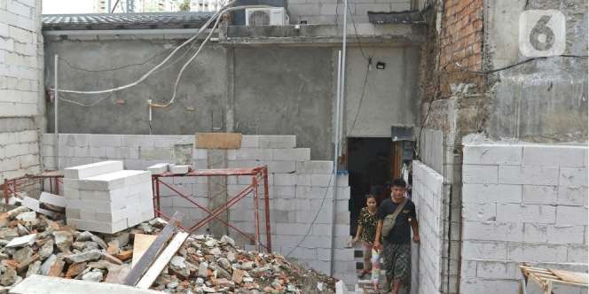 Kisah Lansia Rumahnya Ditutupi Bangunan Perusahaan