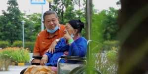 Bikin Sedih, SBY Unggah Puisi `Aku di Sini` di Instagram Ani