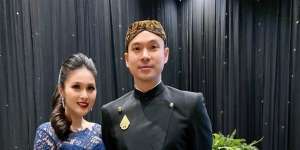 Penampilan Tampan Suami Sandra Dewi Pakai Beskap Bikin Meleleh