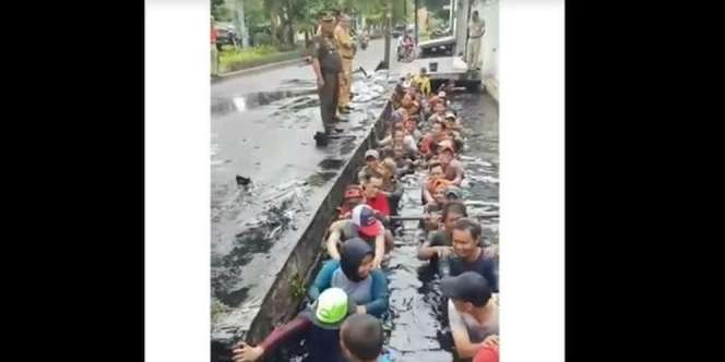 Kasus Honorer Masuk Got, Anies Baswedan Pecat Lurah Jelambar