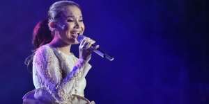 Pakai Dress Pas Body, Gaun Rossa Bikin Warganet Salfok