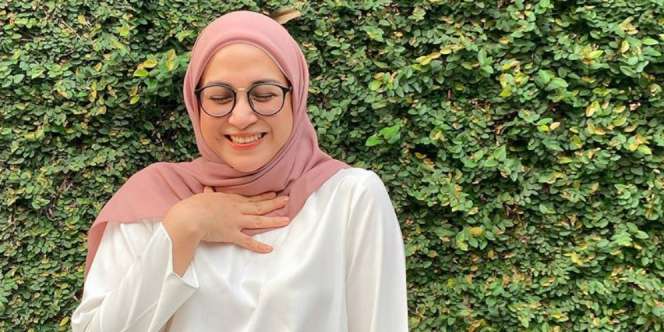 Pakai Bergo, Nina Zatulini Tampil Serba Pink