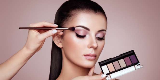 5 Tutorial Gaya Frosted Makeup yang Akan Tren di 2020