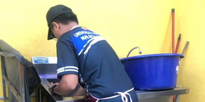 Di Balik Foto Viral Tukang Cuci Piring Bersepatu Mahal