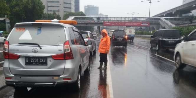 Sempat Banjir, Kini Tol Dalam Kota Kuningan Arah Cawang Mulai Normal