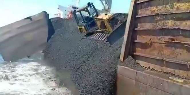 Detik-detik Kapal Tongkang Jebol, Batubara dan Buldozer Jatuh ke Laut