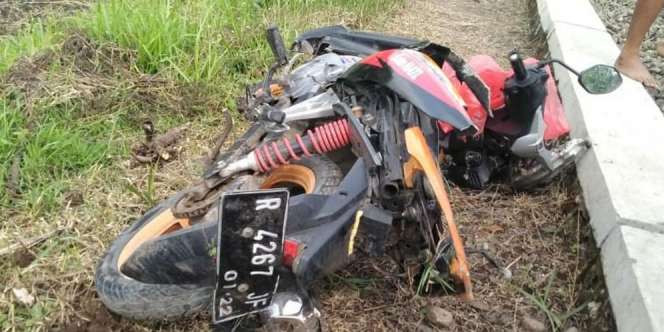 Motor Tertabrak Kereta Api, Ibu dan Balitanya Selamat