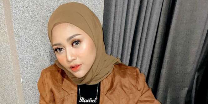 Gaya Modis Rachel Vennya Momong Anak Bikin Iri Warganet