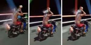 Astaga! Pemuda di Kebumen Berkendara Sambil Mandi