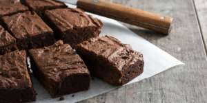 4 Cara Membuat Brownies Kukus Coklat Sederhana Tanpa Mixer