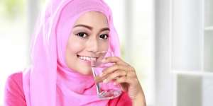 16 Manfaat Banyak Minum Air Putih Hangat Setelah Bangun Tidur