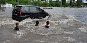 Begini Teknik Mobil Matik Terjang Banjir