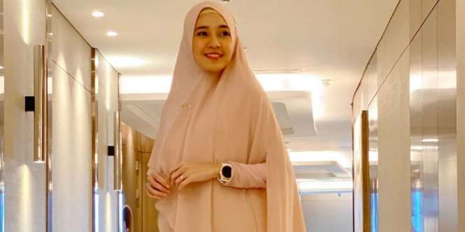 Teduh Menawan, Gaya Dhini Aminarti Berhijab Syar'i