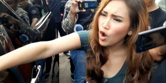 Ayu Ting Ting Gebrak Kaca Mobil Ditanya Soal Netizen Batal Beli Tiket Konser