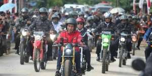 Naik Motor Custom, Jokowi Terabas Jalan Berlumpur Trans-Kalimantan